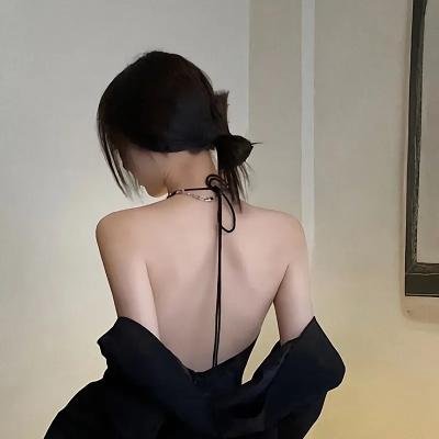 坐推土机的少女
